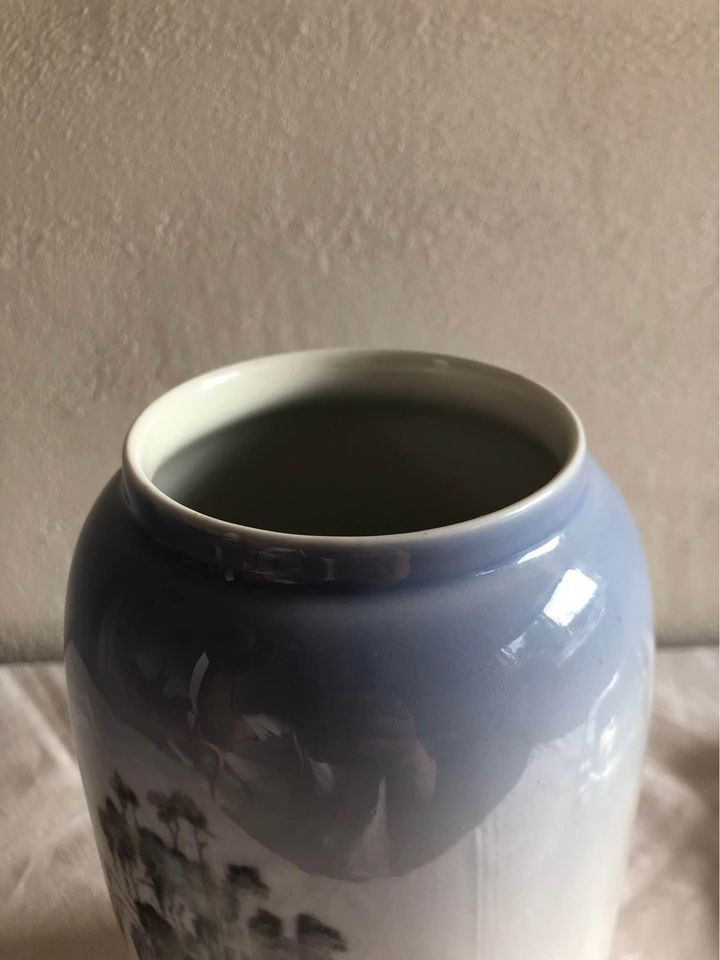 Beautiful Royal Copenhagen porcelain vase - no. 410