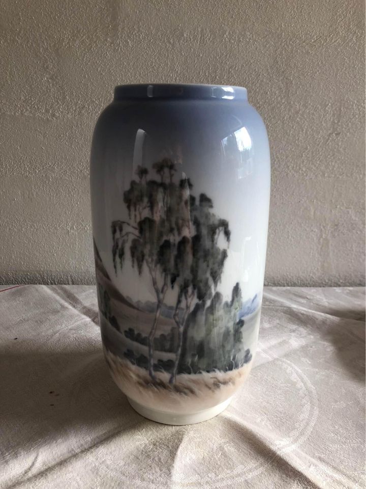 Beautiful Royal Copenhagen porcelain vase - no. 410