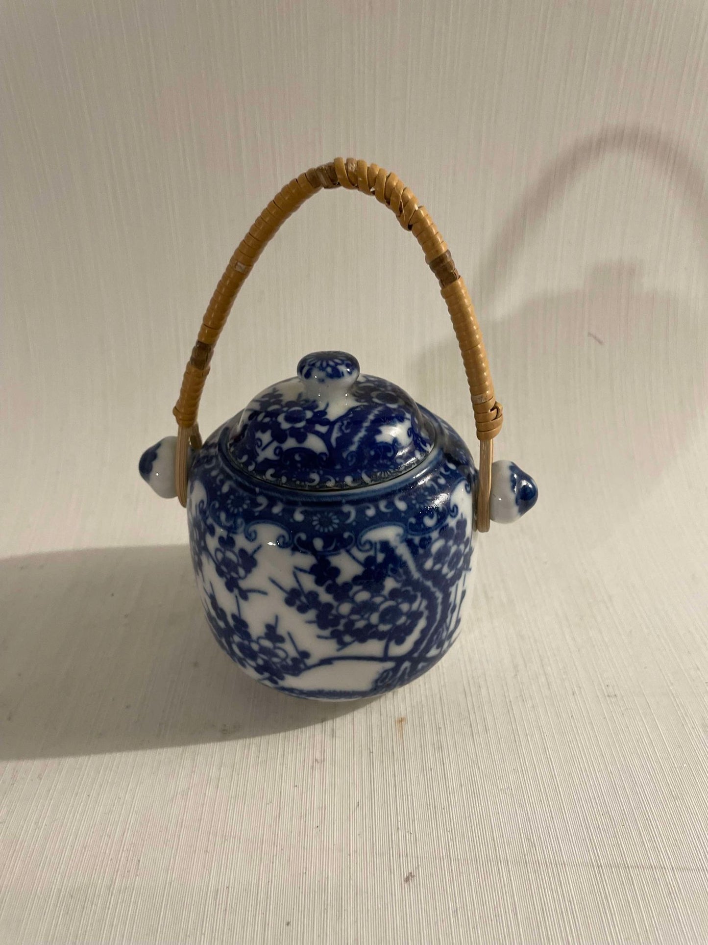 Beautiful small blue and white Chinese ceramic jar with lid and wicker handle - no. 09750