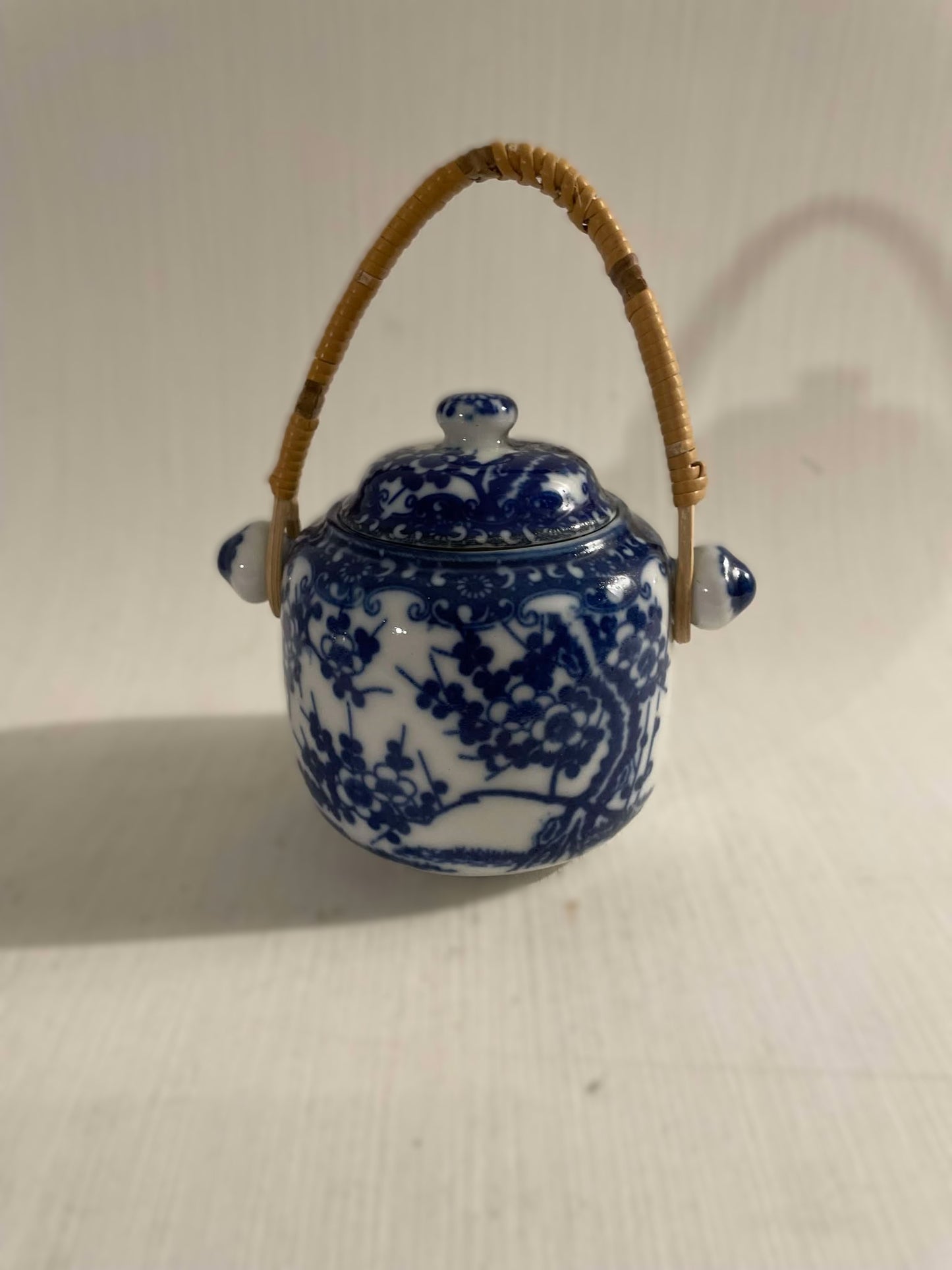 Beautiful small blue and white Chinese ceramic jar with lid and wicker handle - no. 09750