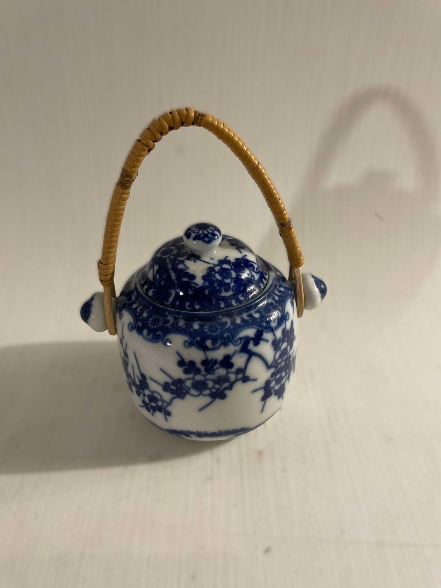 Beautiful small blue and white Chinese ceramic jar with lid and wicker handle - no. 09750