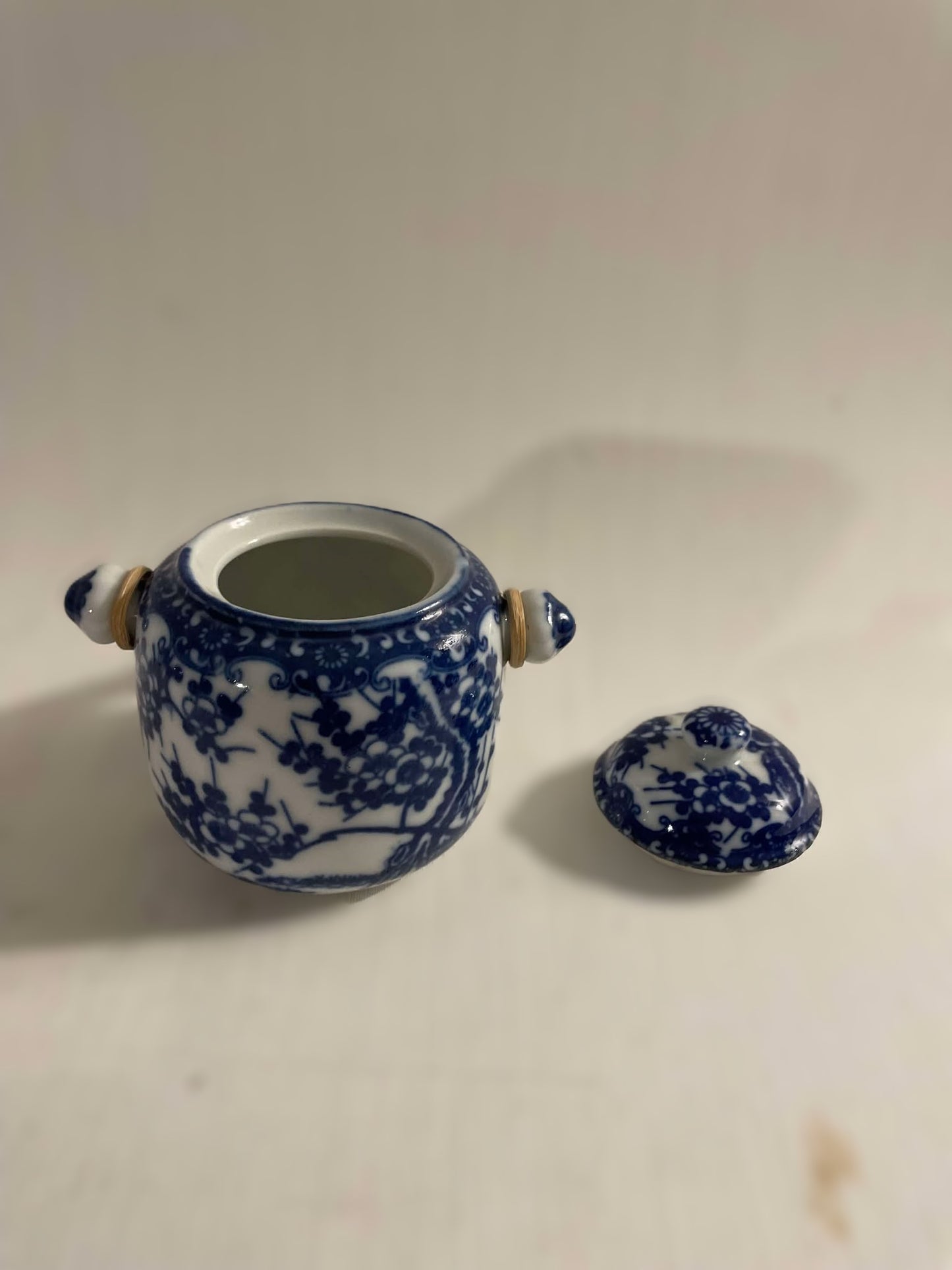 Beautiful small blue and white Chinese ceramic jar with lid and wicker handle - no. 09750