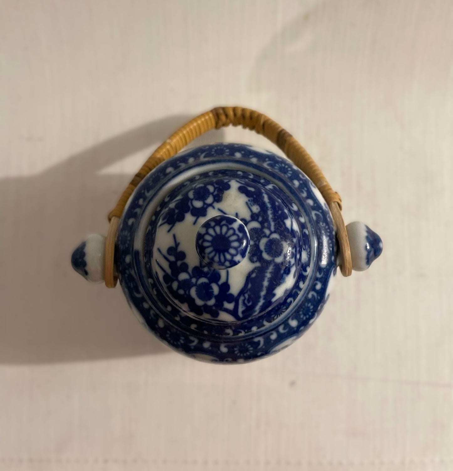 Beautiful small blue and white Chinese ceramic jar with lid and wicker handle - no. 09750