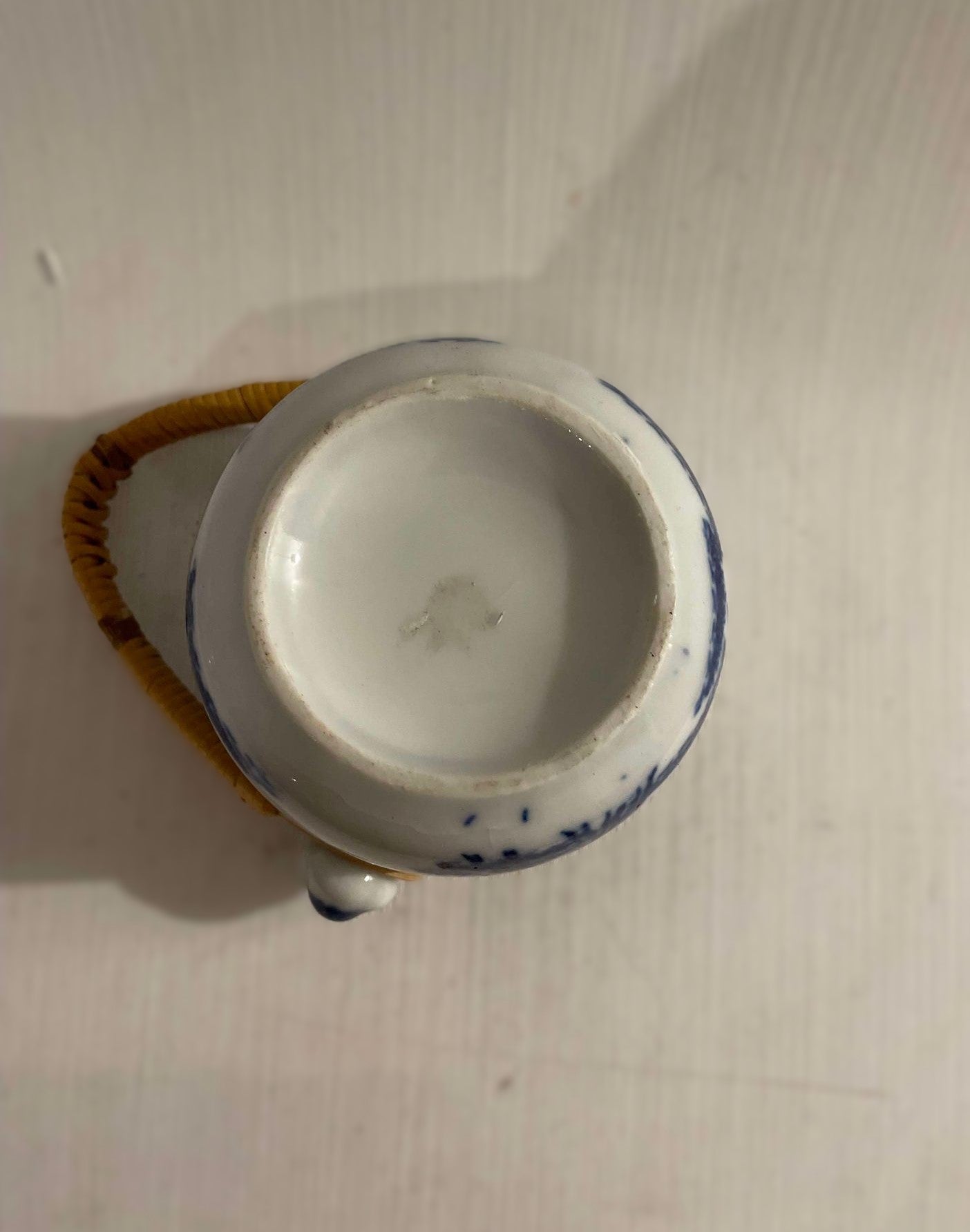 Beautiful small blue and white Chinese ceramic jar with lid and wicker handle - no. 09750