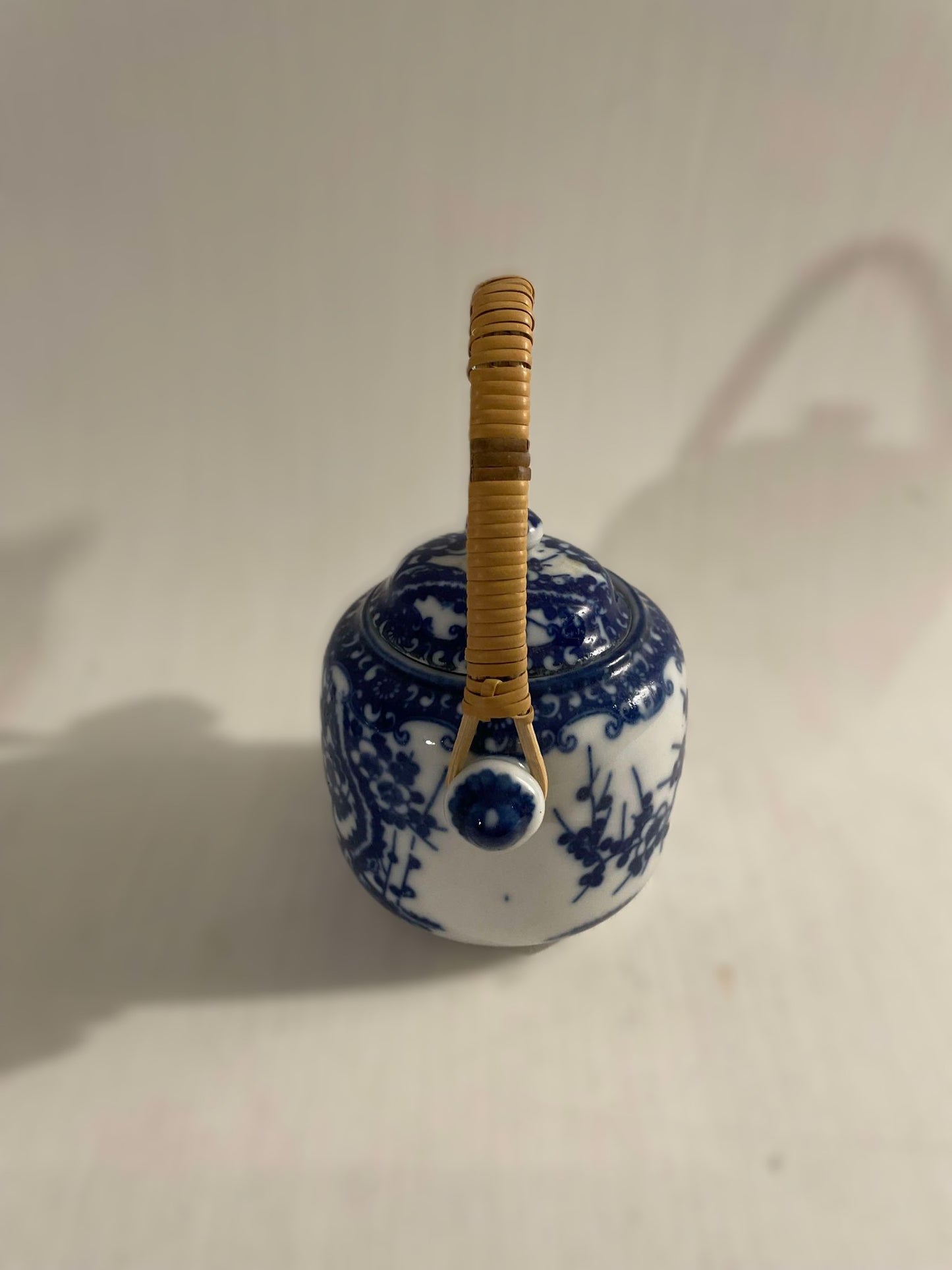 Beautiful small blue and white Chinese ceramic jar with lid and wicker handle - no. 09750