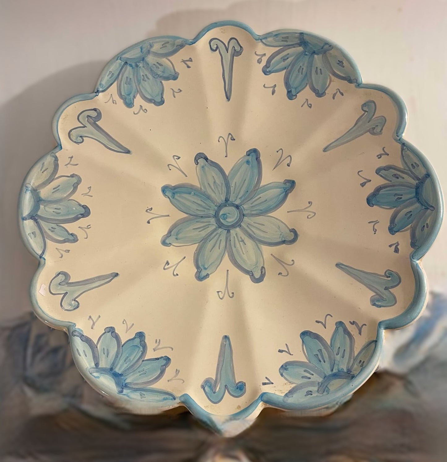 Et smukt porcelænsfad med blå blomster motiver - nr. 080100