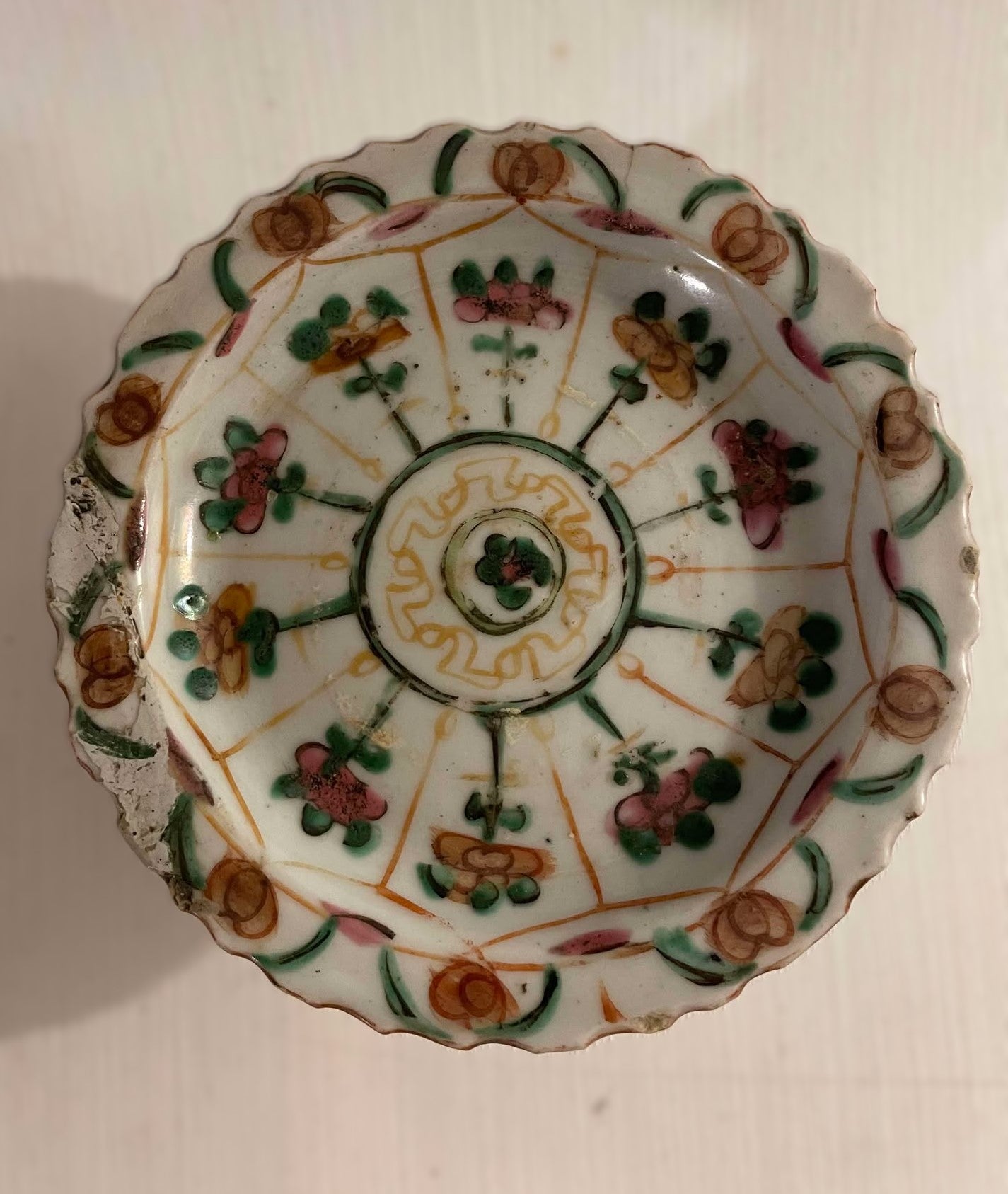 Et smukt kinesisk porcelæns fad med rosemotiver, og i Stem-stil, fra det 19. århundrede - nr. 080090