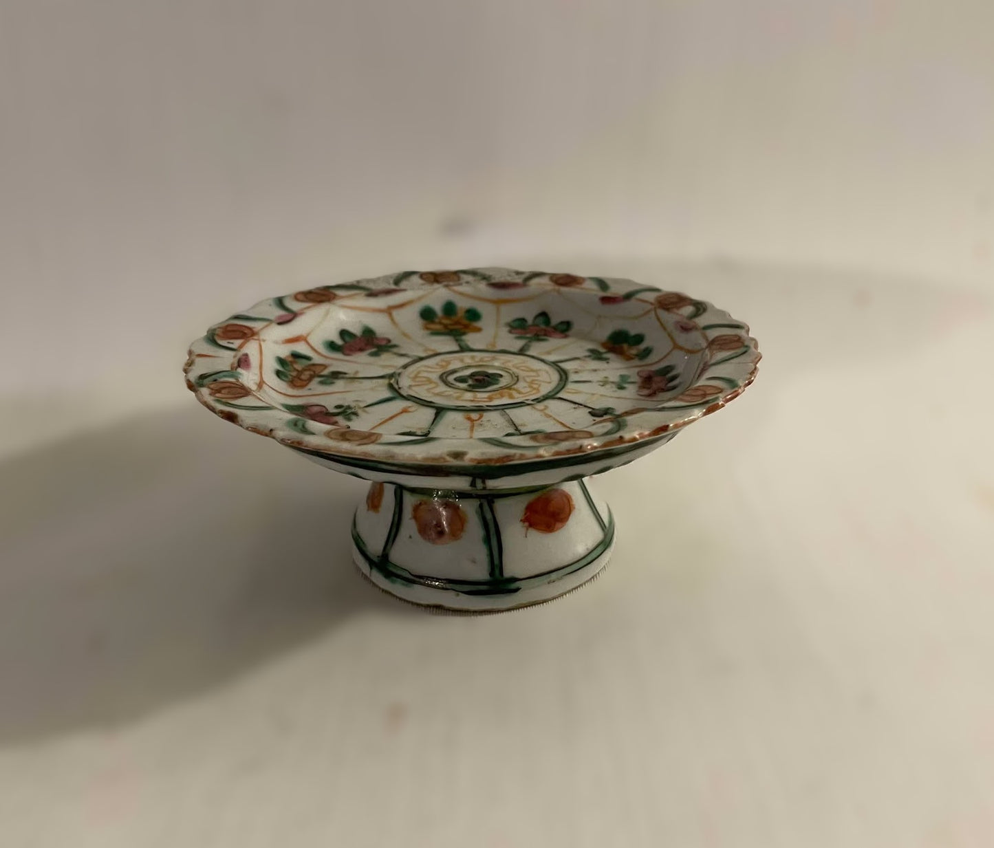 A beautiful Chinese porcelain dish with rose motifs, and in Stem style, from the 19th century - no. 080090