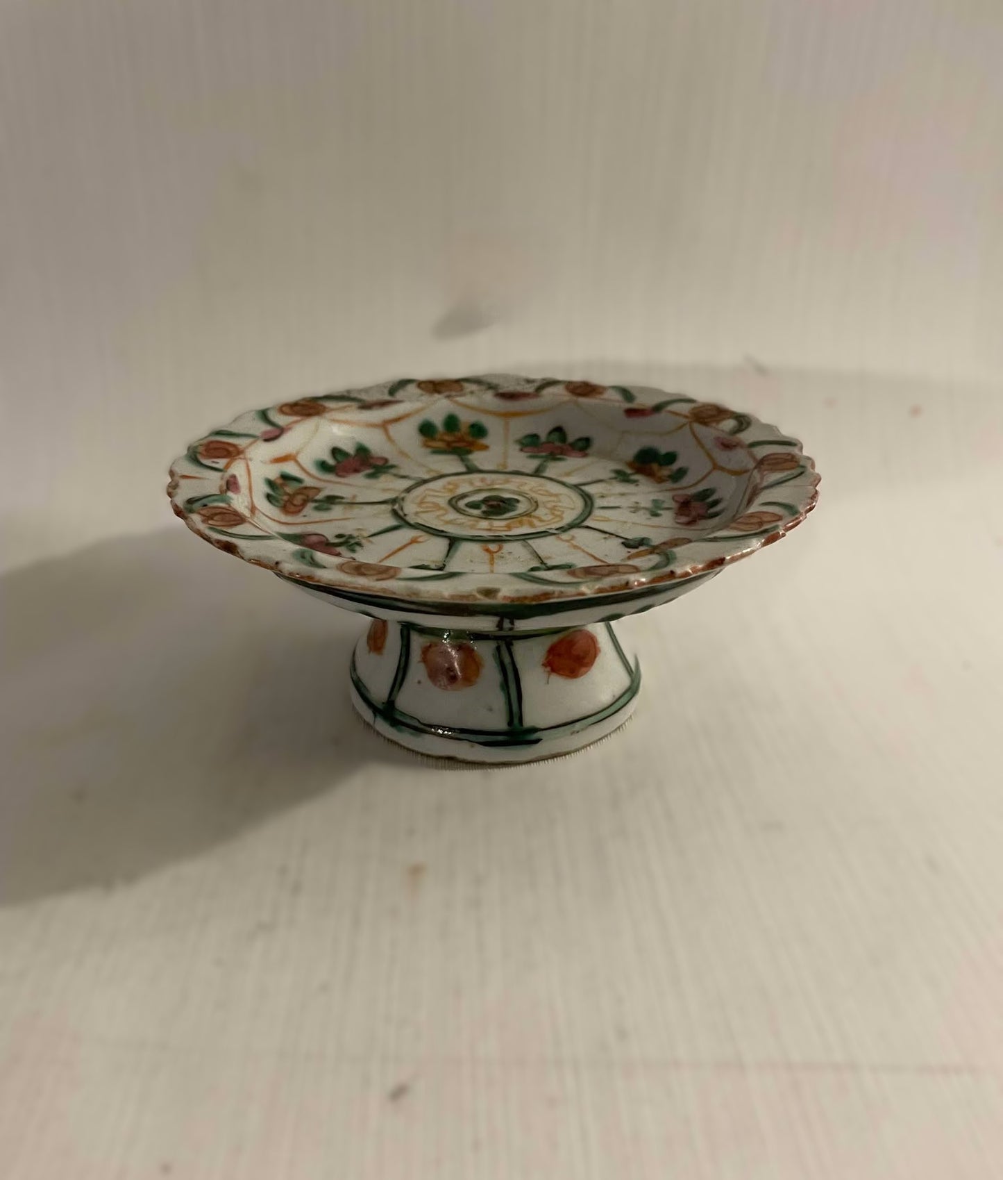 A beautiful Chinese porcelain dish with rose motifs, and in Stem style, from the 19th century - no. 080090