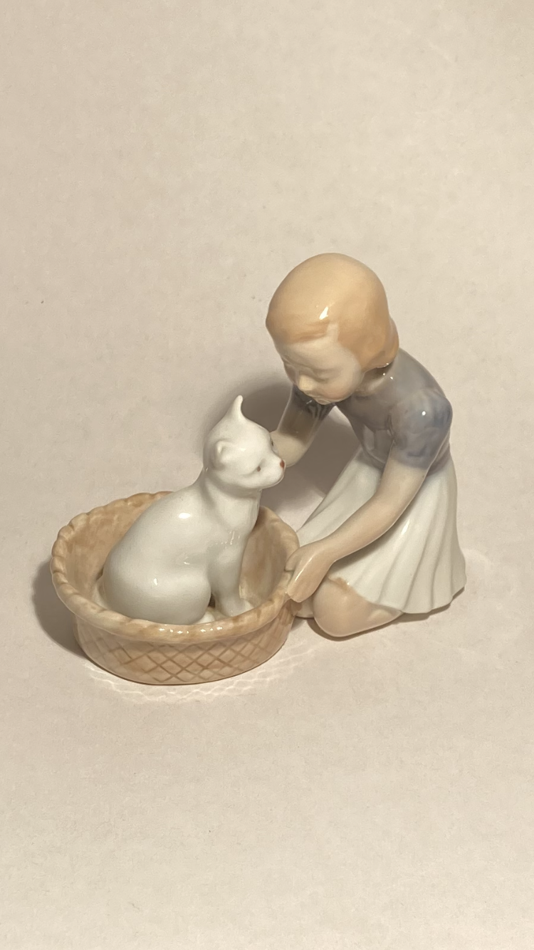 Nice porcelain figure from Bing &amp; Grøndahl - no. 01315