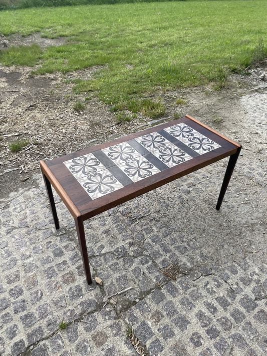 Beautiful vintage rosewood coffee table - no. 05020