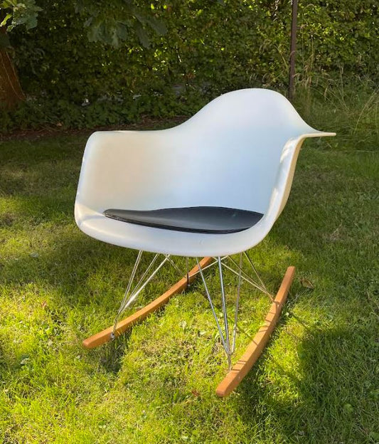 Beautiful Charles and Ray Eames armchair / Rocking chair in plastic - no. 05050