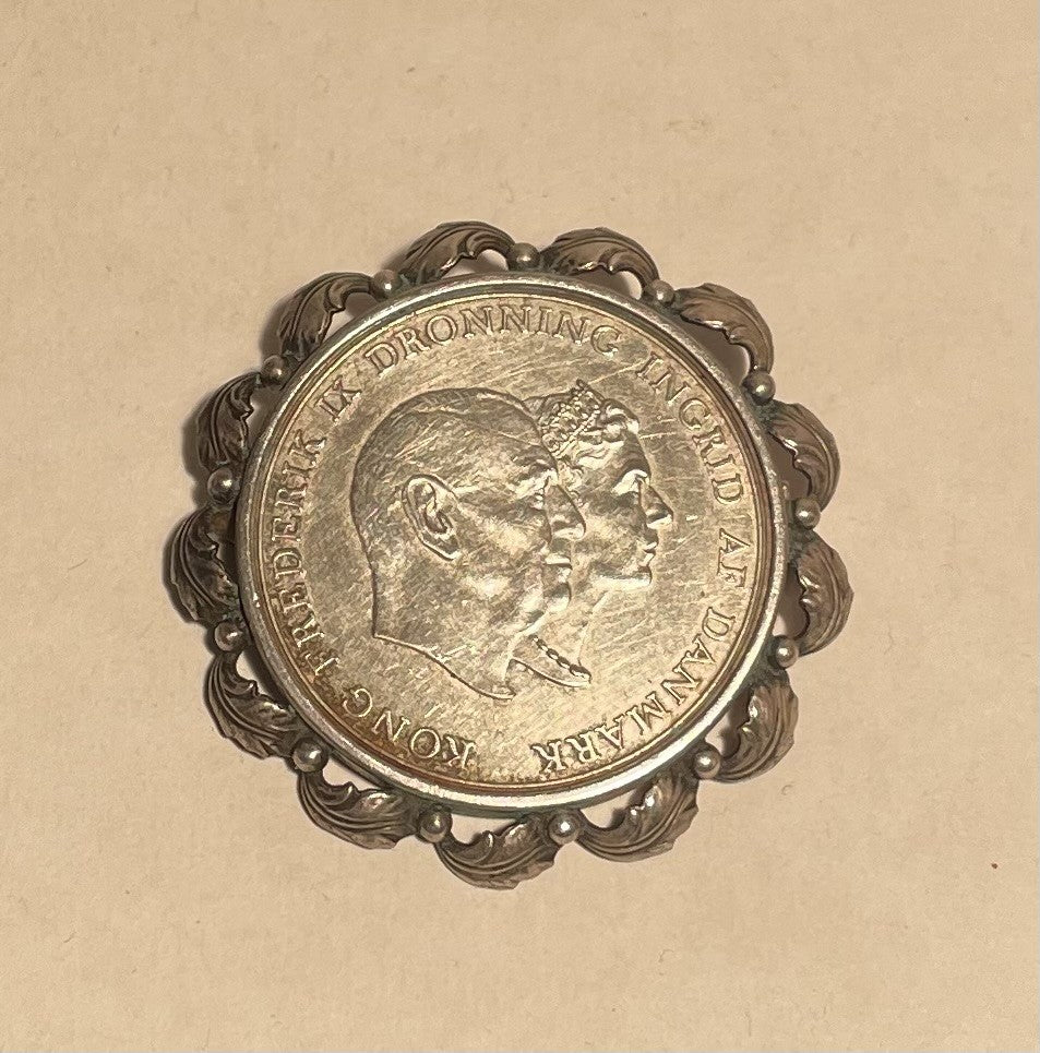 Beautiful silver brooch / silver coin, Frederik &amp; Ingrid 24 May 1935-1960 - no. 01681