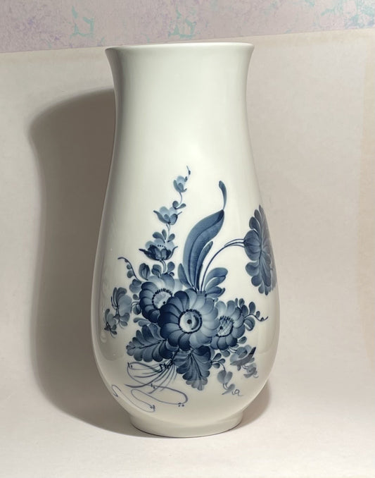 Beautiful porcelain vase from Royal Copenhagen - no. 01754