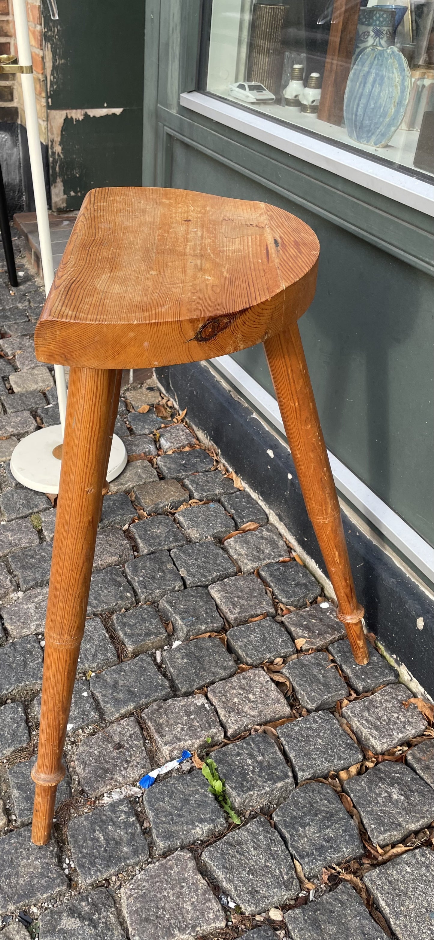 High three-legged stool in solid pine from the 70s - no. 09933