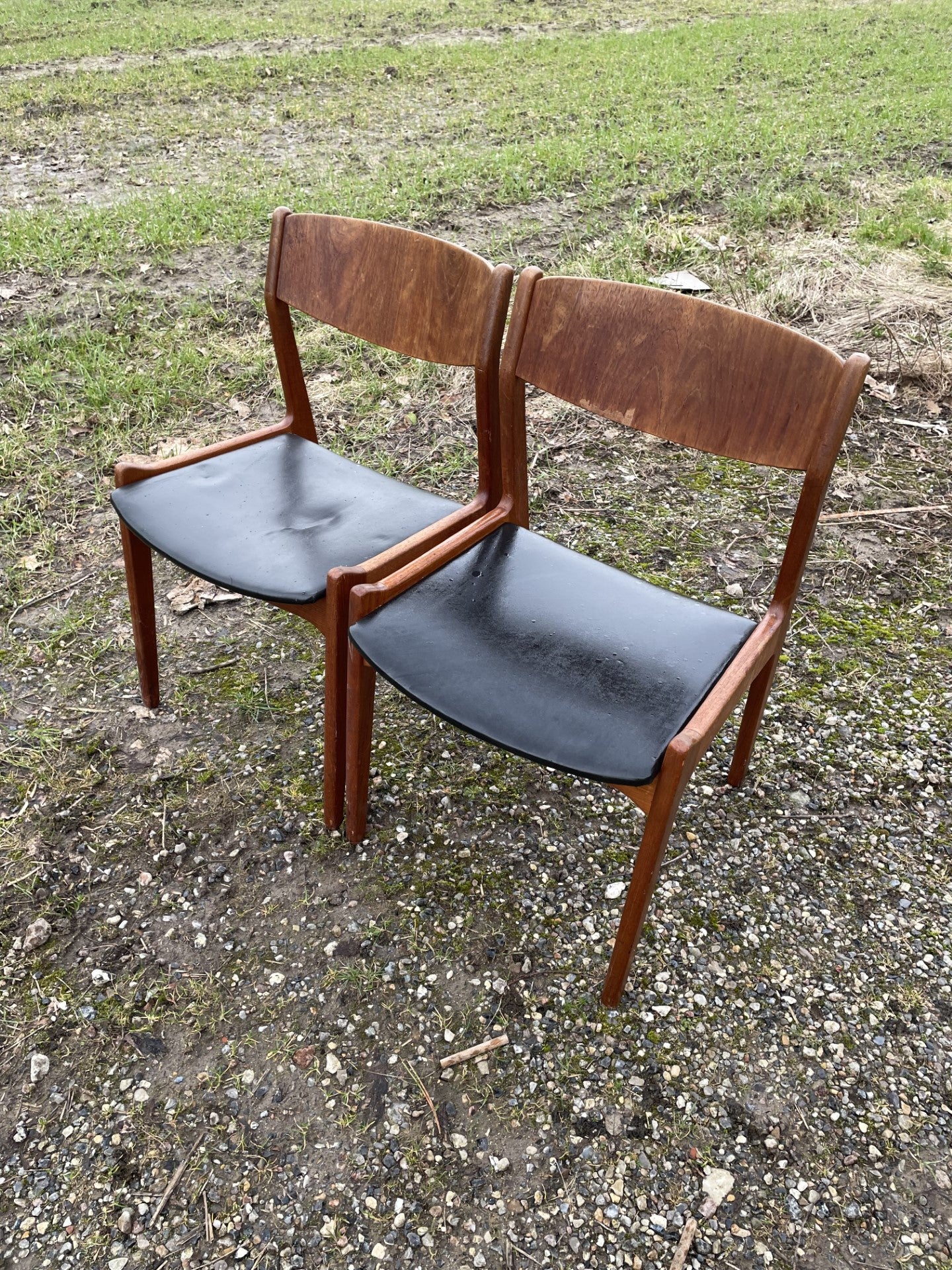 2 teak chairs with skai seat - no. 011018