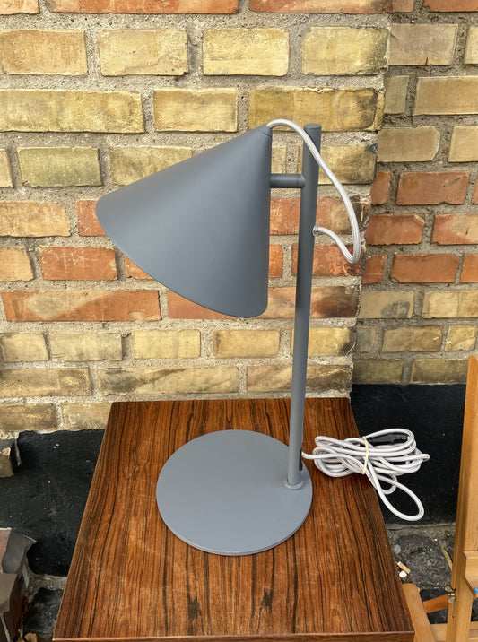 Smart bordlampe i metal, design af Benny Frandsen - nr. 09955