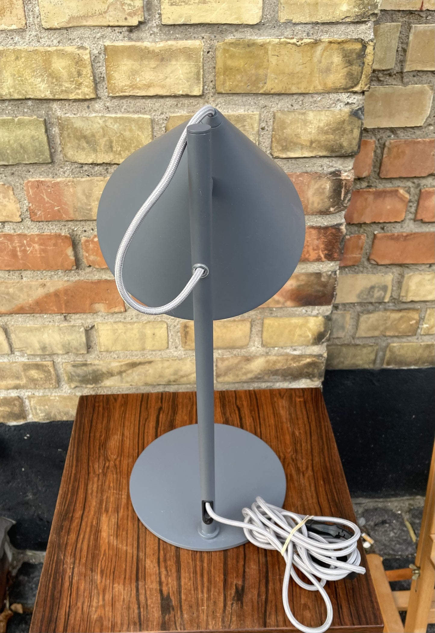 Smart bordlampe i metal, design af Benny Frandsen - nr. 09955