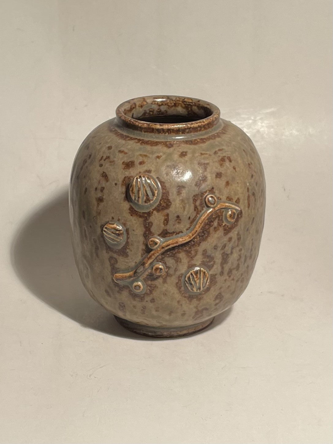 Kugleformet vase af stentøj modelleret med muslingeskaller og planteplankton i relief - nr. 0560