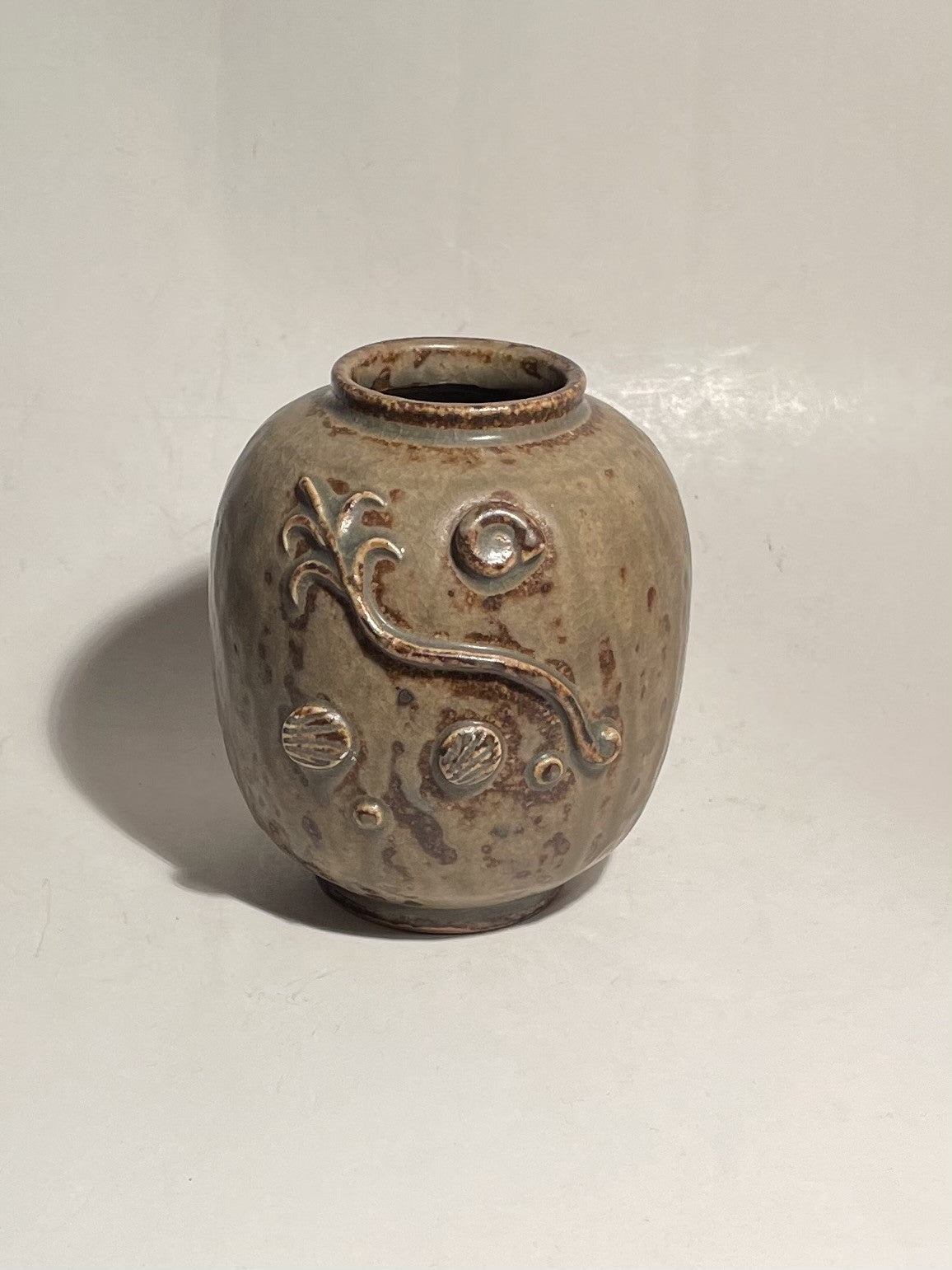 Kugleformet vase af stentøj modelleret med muslingeskaller og planteplankton i relief - nr. 0560