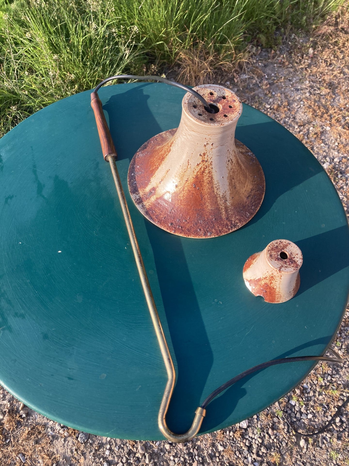 Keramik loftslampe med ophæng af messing og palisander - nr- 0158