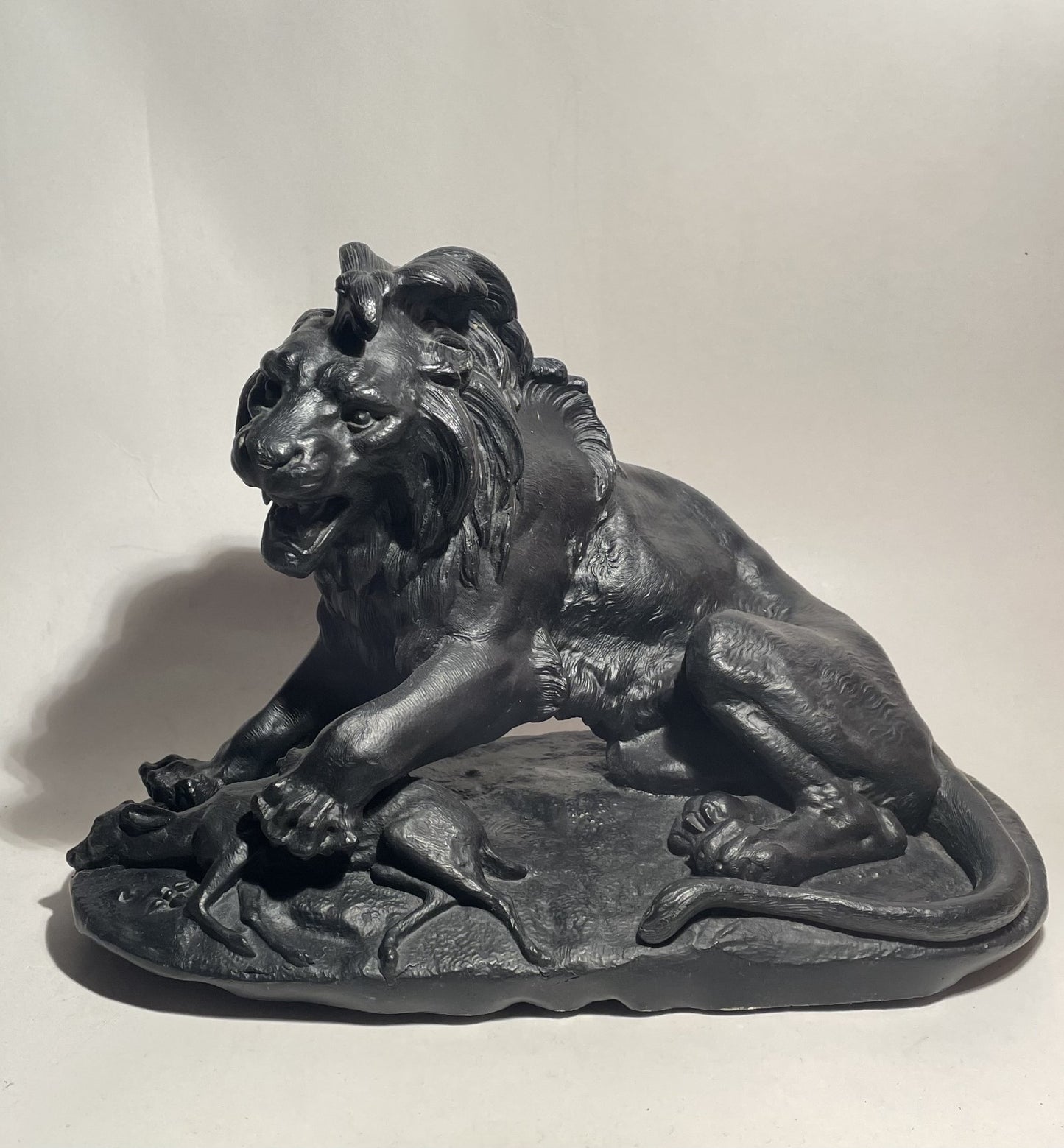 Beautiful metal lion figurine of older date - 02970