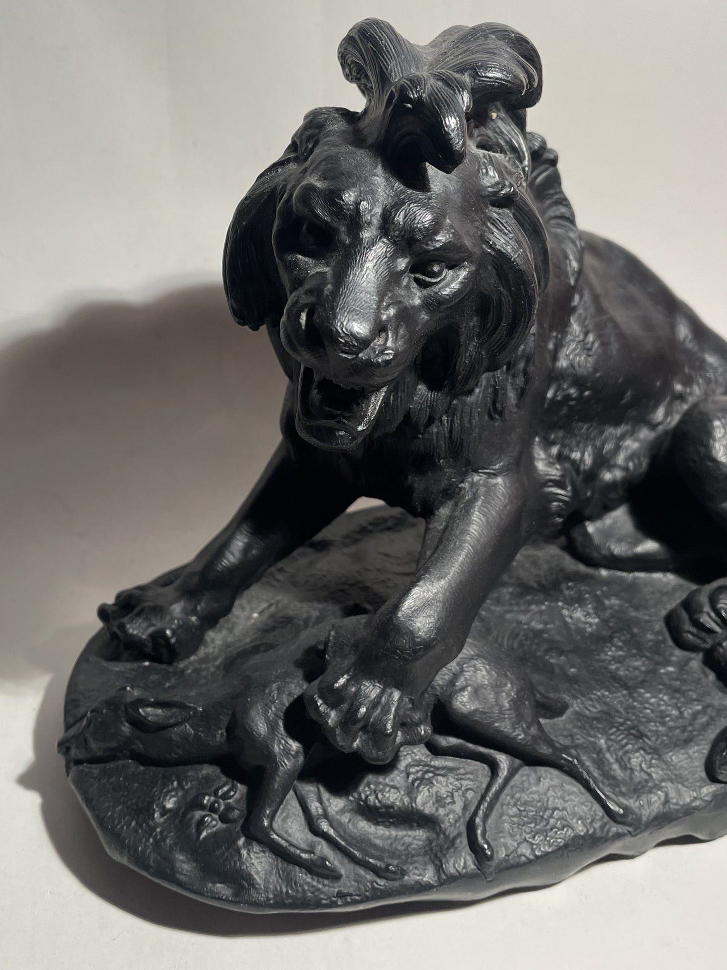 Beautiful metal lion figurine of older date - 02970