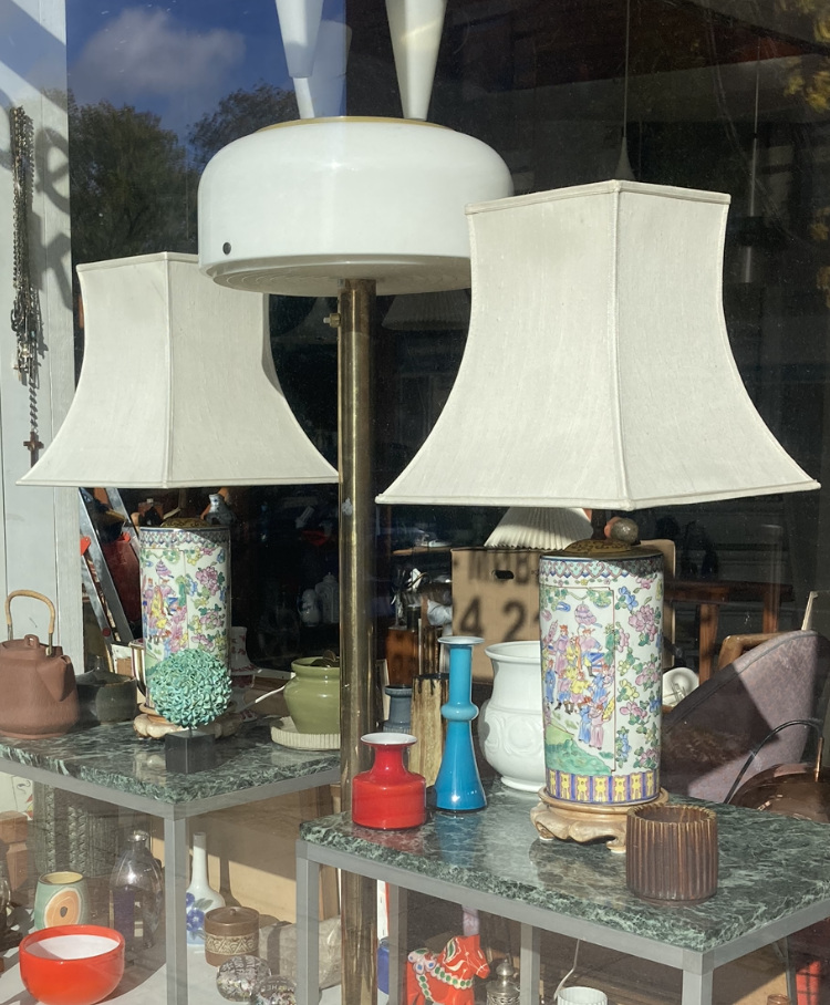 2 beautiful Chinese table lamps with bright fabric shades - no. 0968