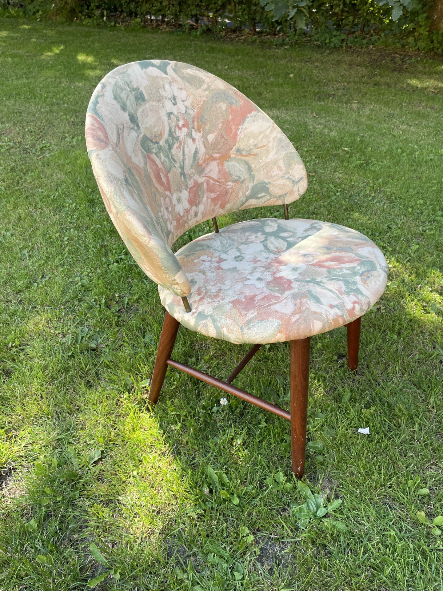 Nice chair with teak wood frame and with brass spacers - No. 09116