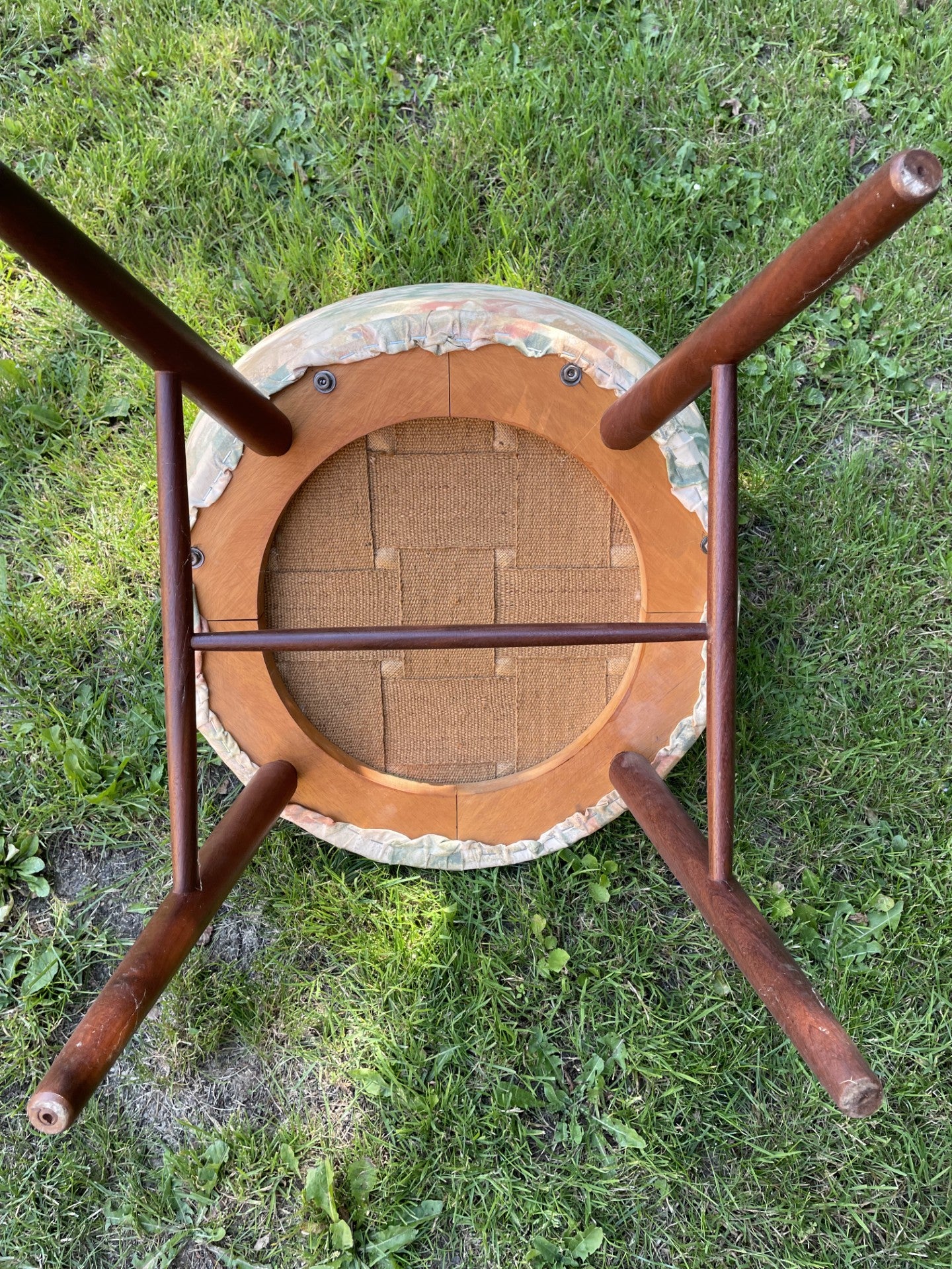 Nice chair with teak wood frame and with brass spacers - No. 09116