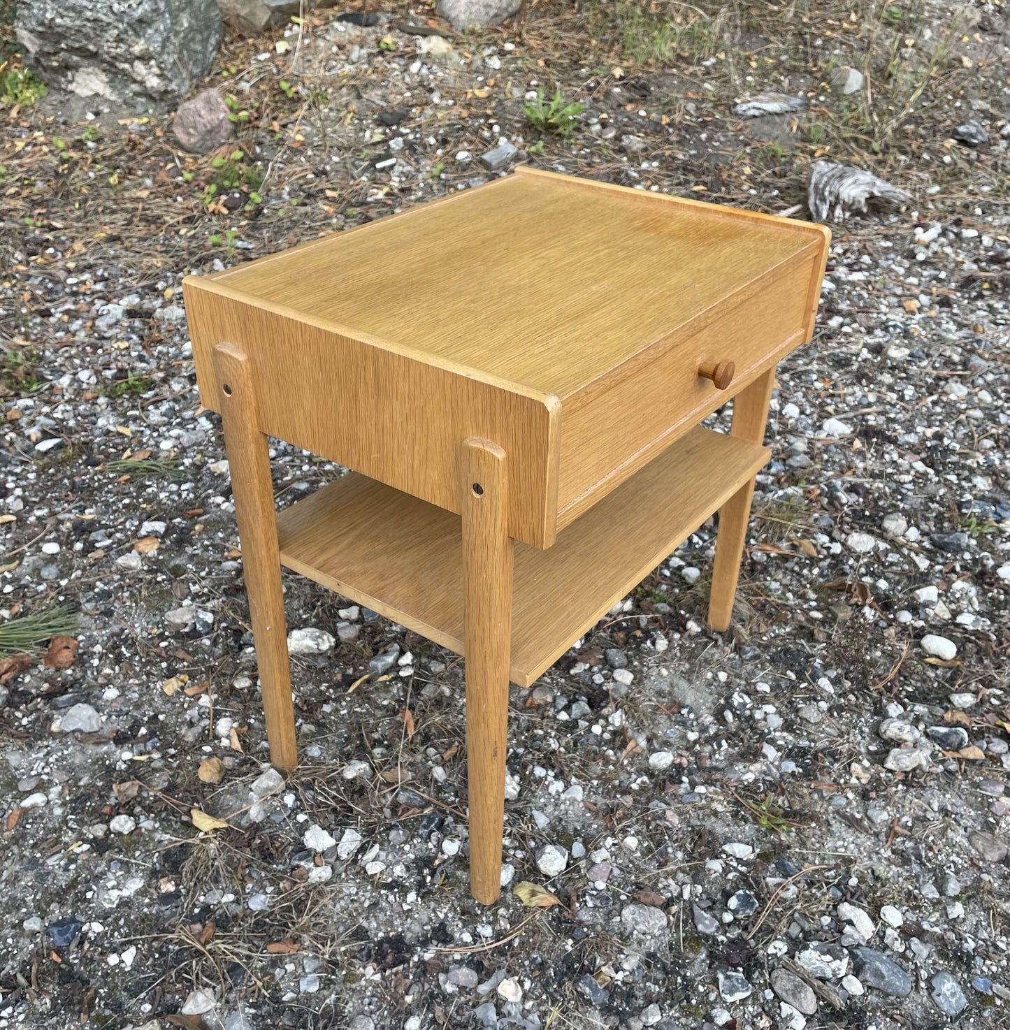 Beautiful side table/bedside table in oak - no. 09105