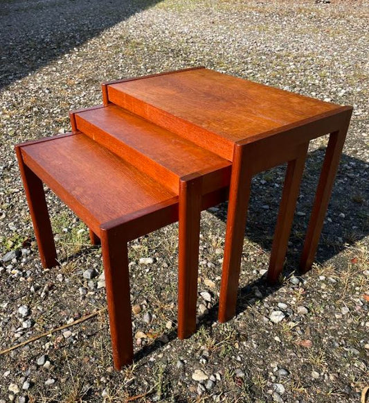 Beautiful side table made of teak - no. 06030