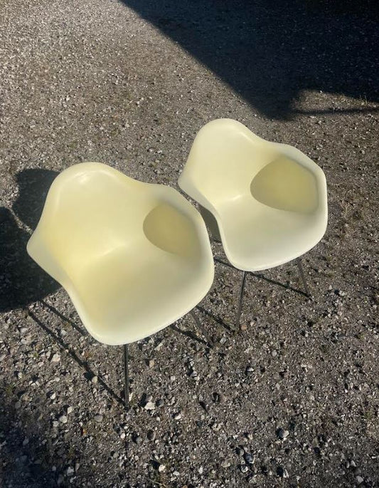 2 pieces Eames Plastic armchair from Vitra Eames - no. 090026