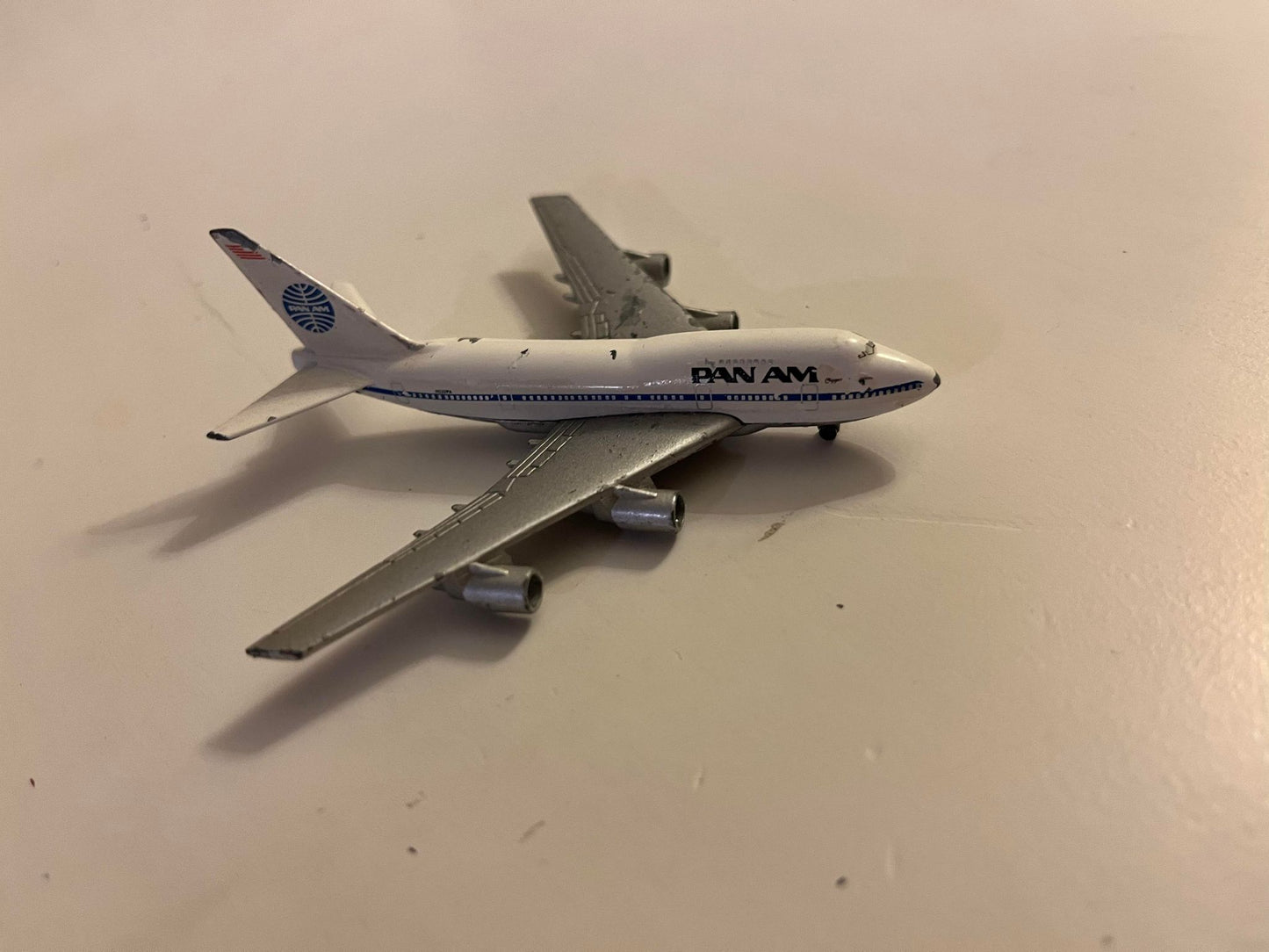 金属製のビンテージ模型飛行機