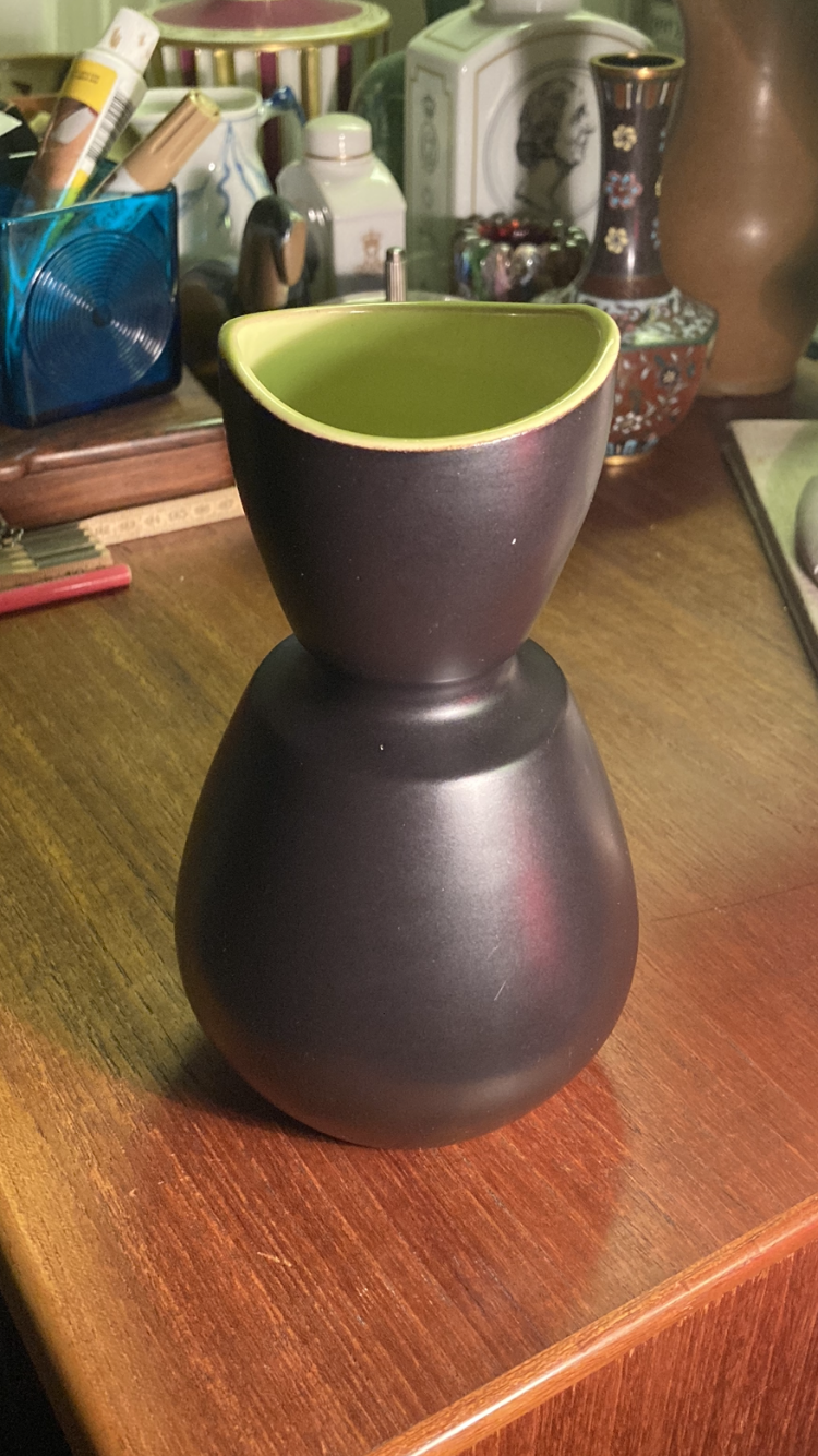 良好な状態のエスラウ陶器の花瓶