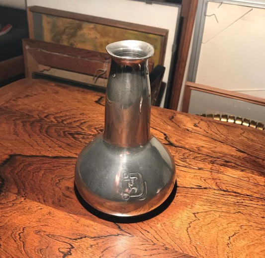 モーゲンス・バリン作の美しいブリキの花瓶