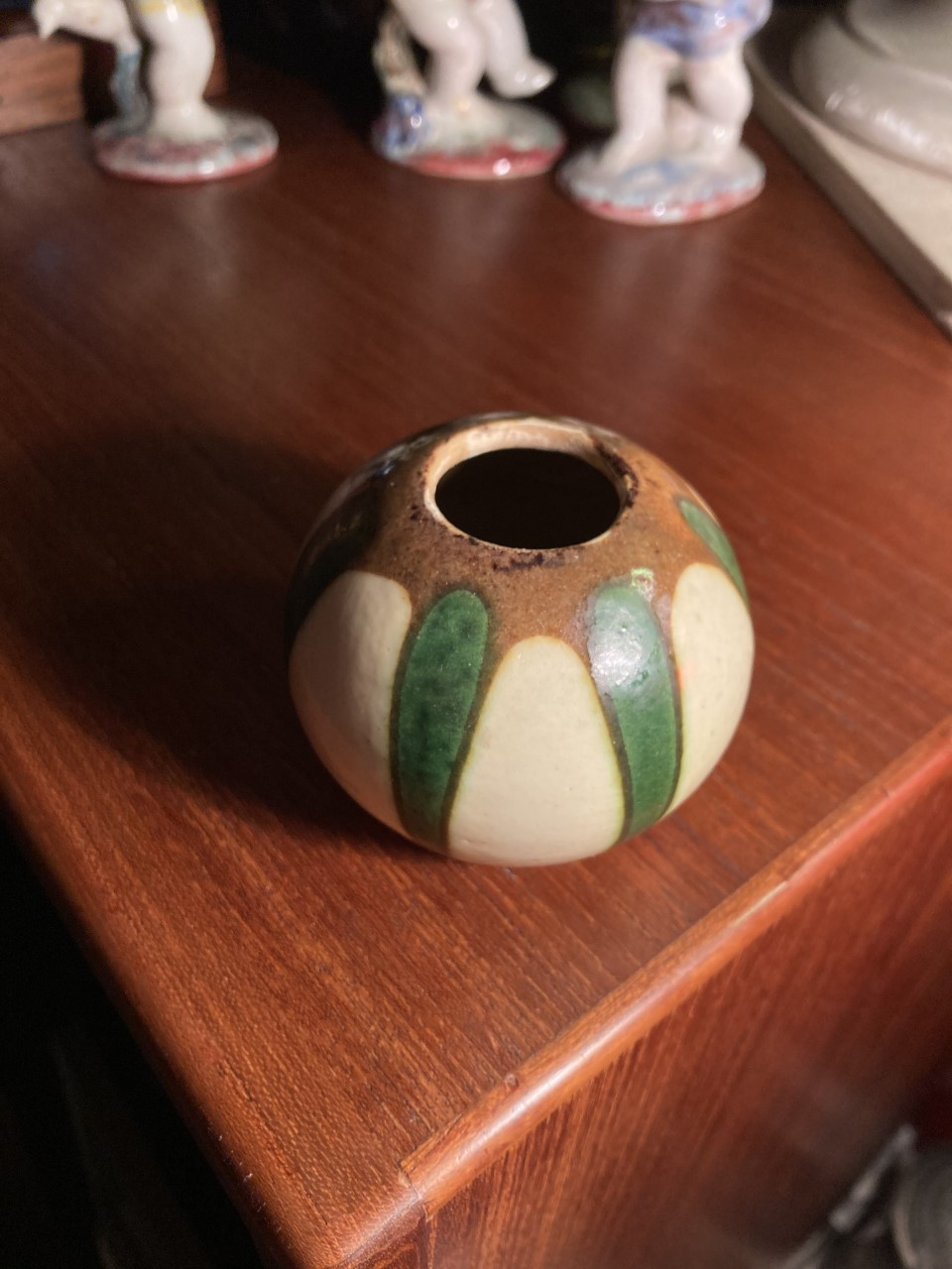 ケーラースタイルのとてもおいしい陶器の花瓶