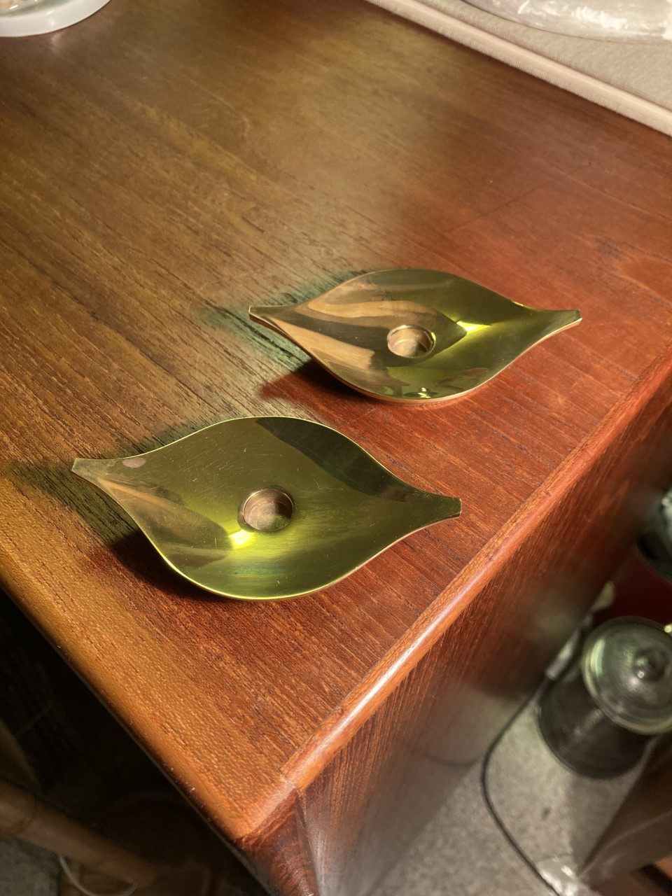 2 søde messing lysestager fra Cohr, design af Hans Bund