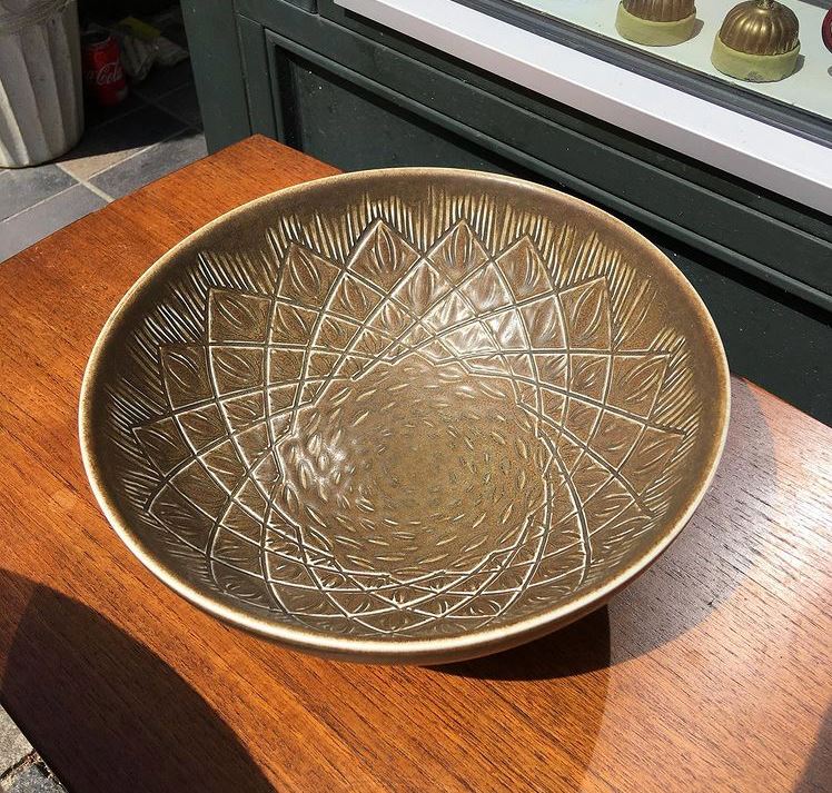 Beautiful stoneware bowl by Gerd Bøgelund, manufactured by Royal Copenhagen - no. 01380
